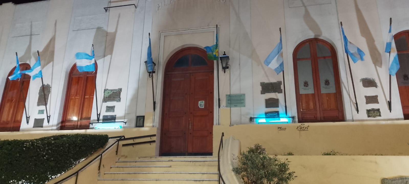 Luces azules en el municipio de carmen de patagones 2 de abril con el Día Mundial de Concientización sobre el Autismo.
